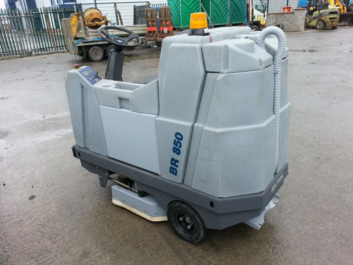 Nilfisk floor  scrubber BR850 ride on - Image 2