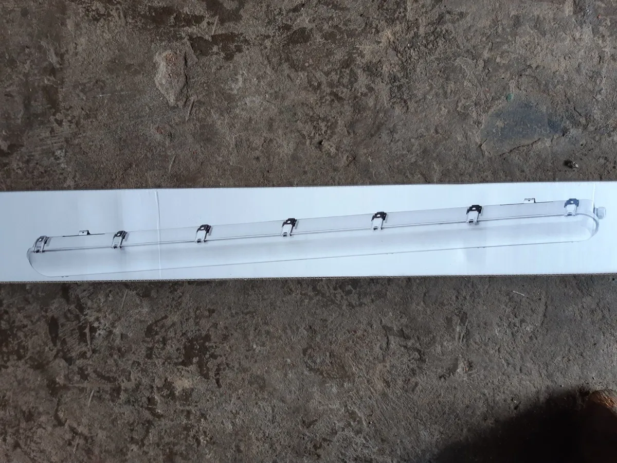 5ft LED fluorescent  light - Image 3