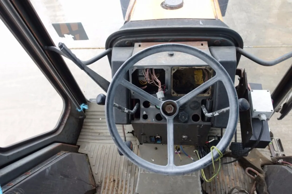 **** 2009 RENAULT CERES TRACTOR *** - Image 4