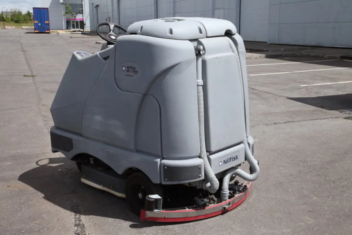 Reconditioned Nilfisk BR1300S Rider scrubber dryer - Image 3