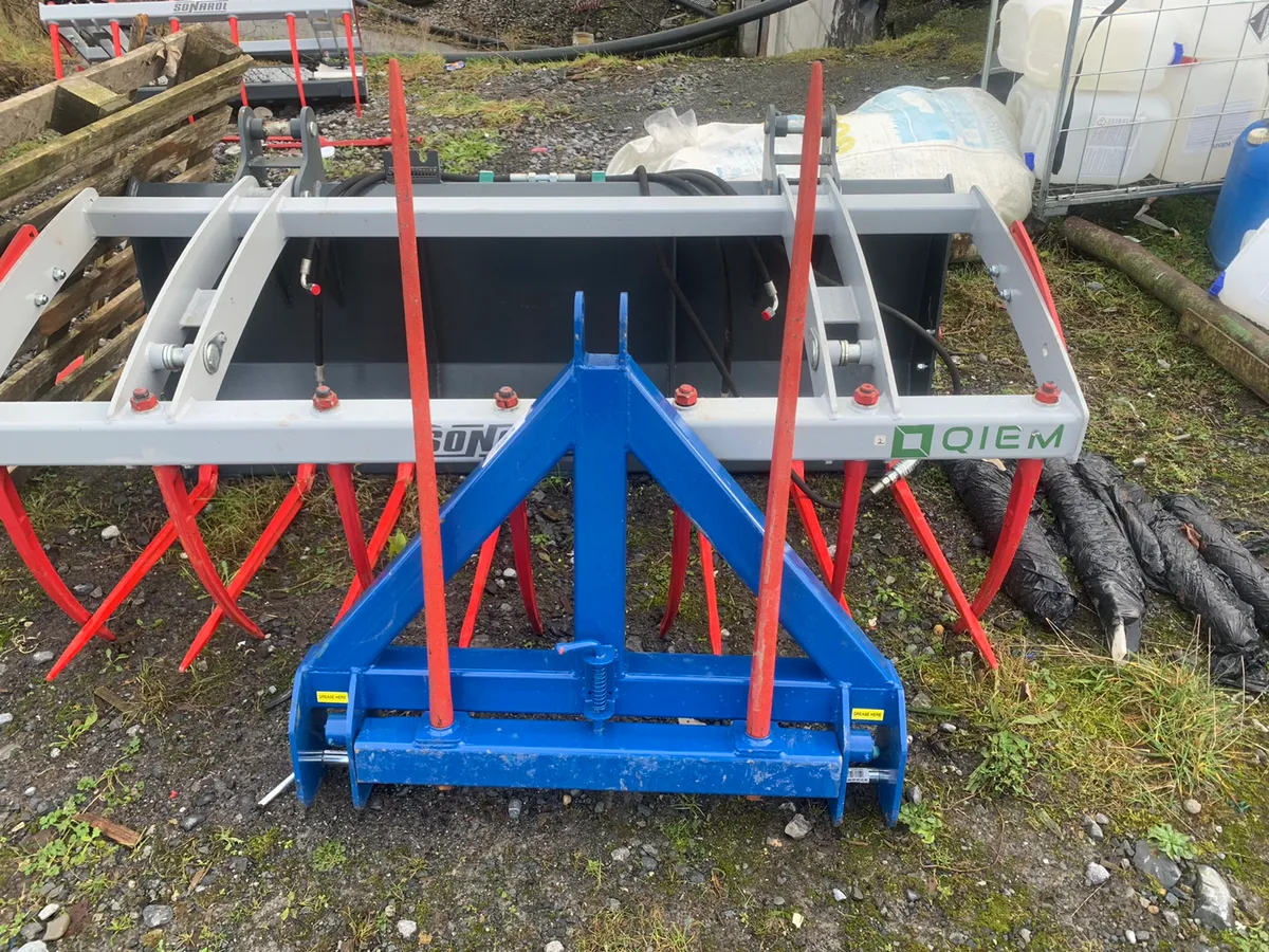 Dowd folding bale spike