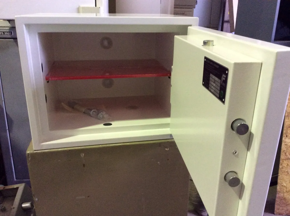 Free standing underfloor safes, Strongrooms. - Image 3