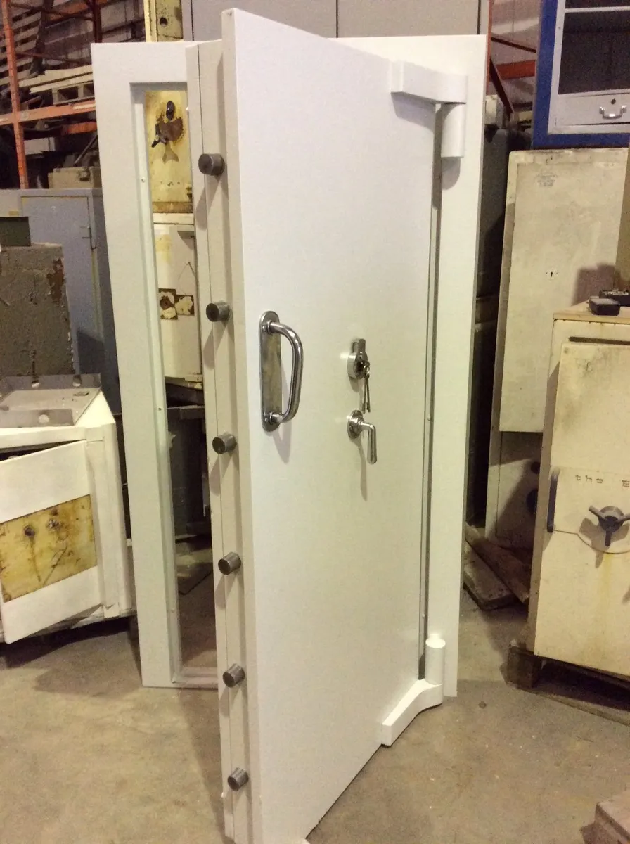 Free standing underfloor safes, Strongrooms. - Image 4