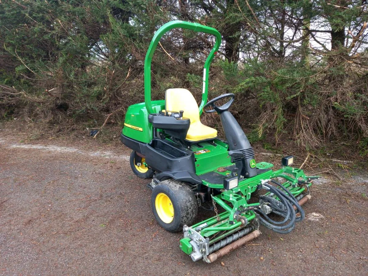 John Deere 2500B Precision Cut Greens Diesel Mower - Image 1