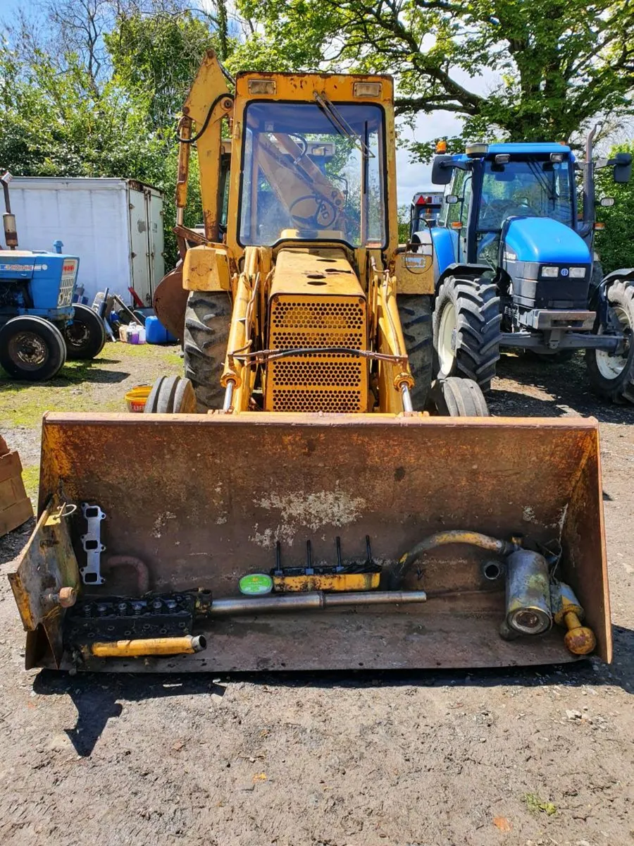 Breaking Ford 550 wheeled digger + mf 165 - Image 4