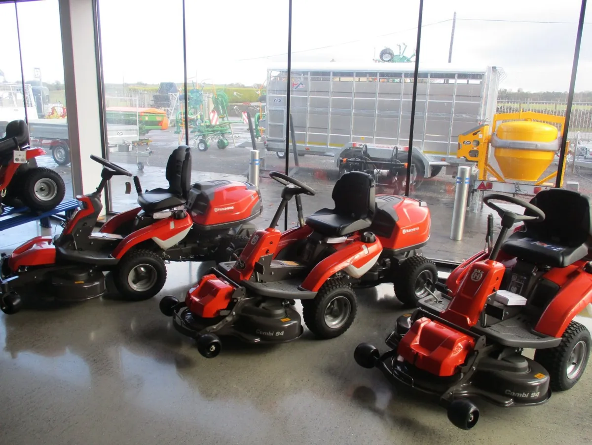 Husqvarna R 214 TC  rider mower - Image 2