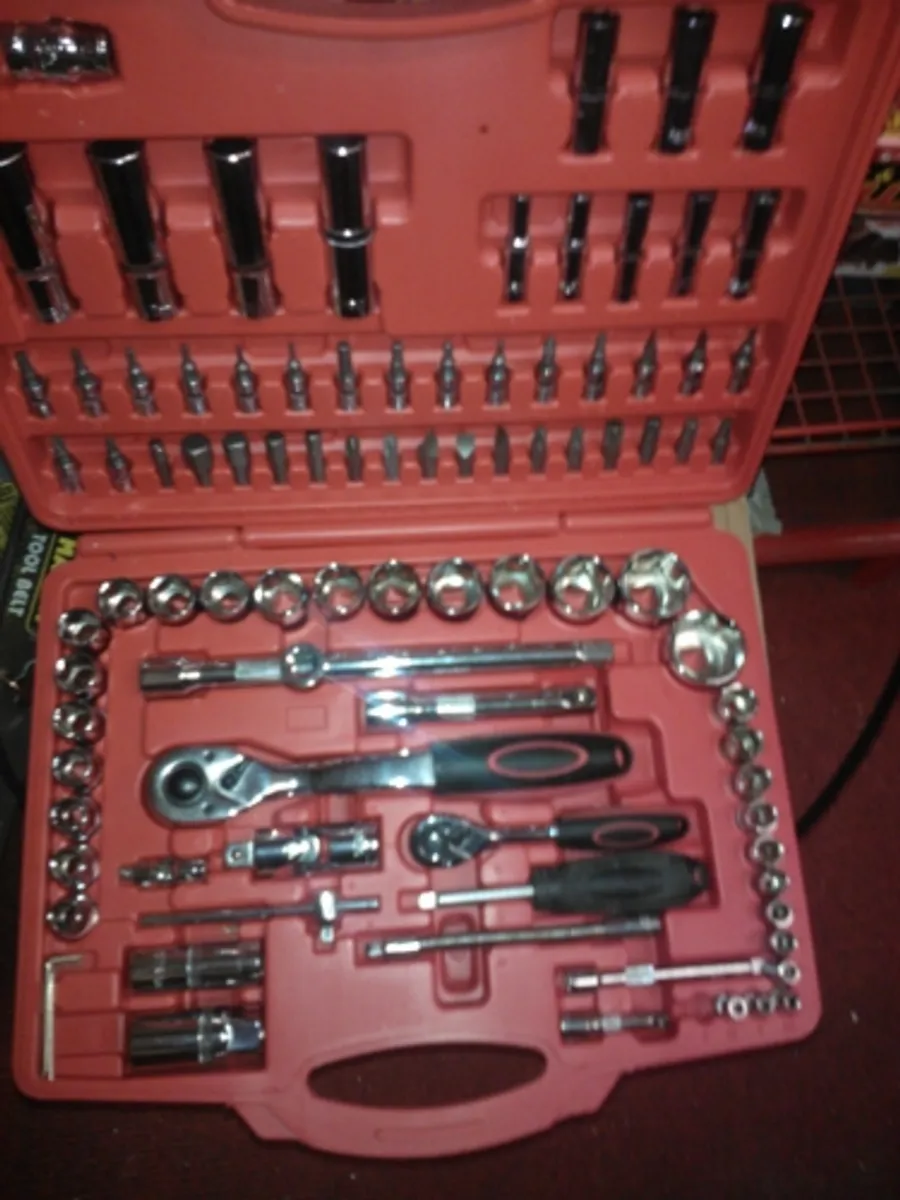 SALE: 1/2"dr and 1/4"dr Socket Set 94pce