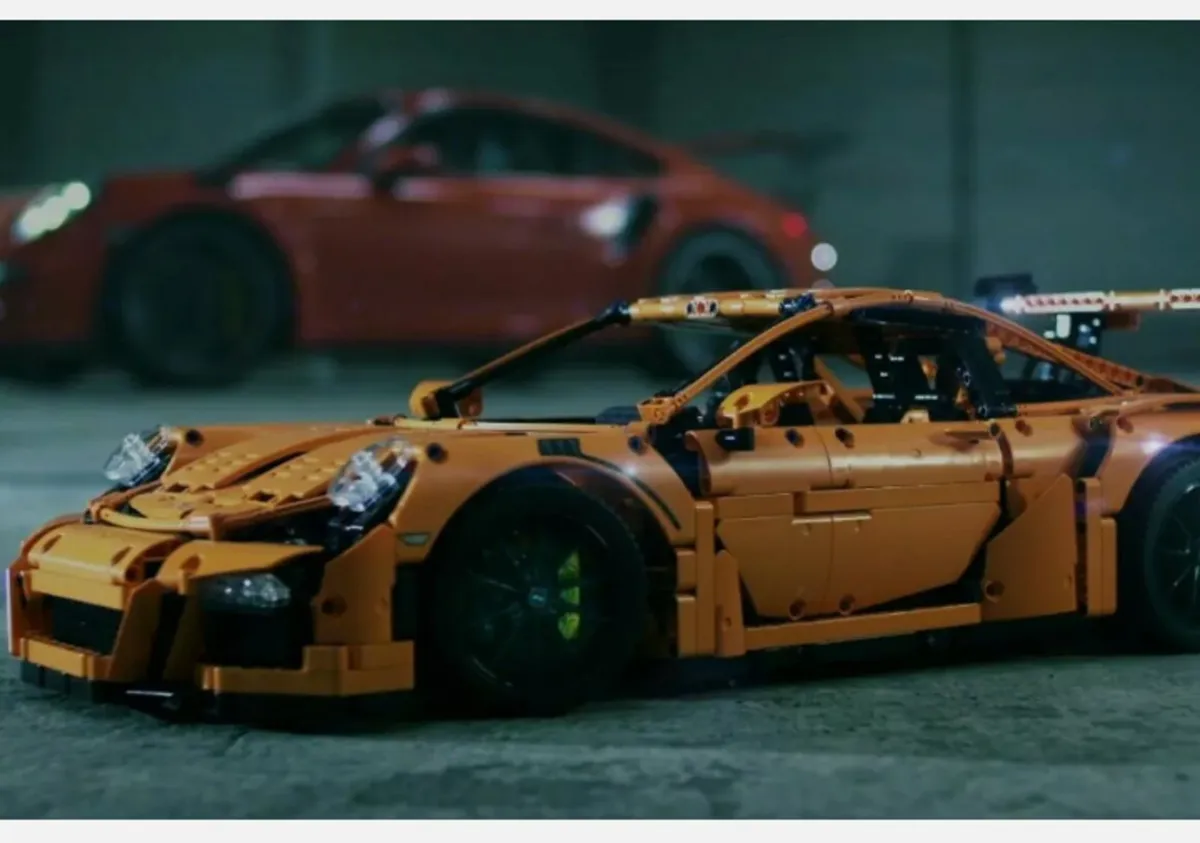 Retired LEGO 42056 Porsche 911 GT3 RS - Image 4