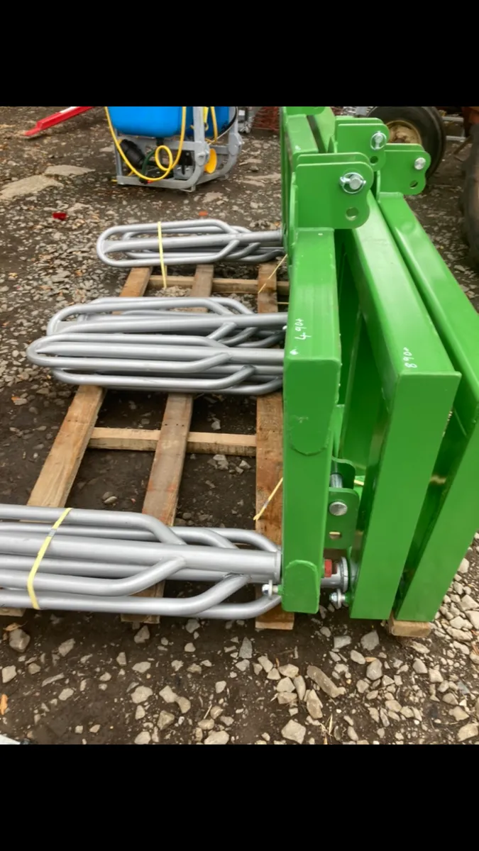 Single and double duck foot bale lifters