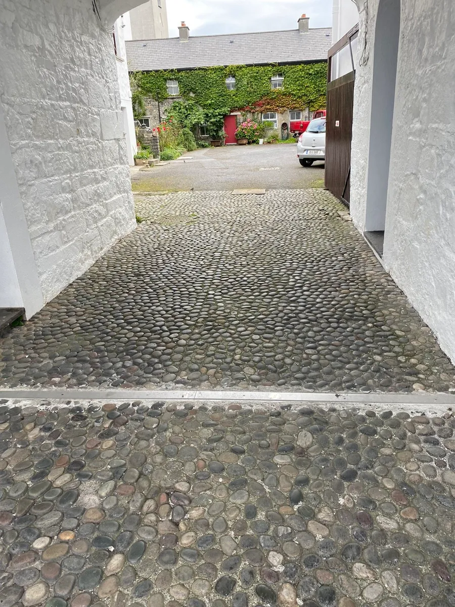 Round Cobblestone Flat Top Courtyard Special - Image 1