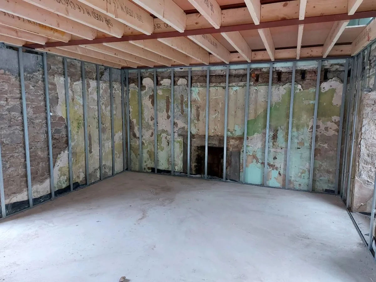 Metal frame ceilings tape and jointing drylining - Image 2