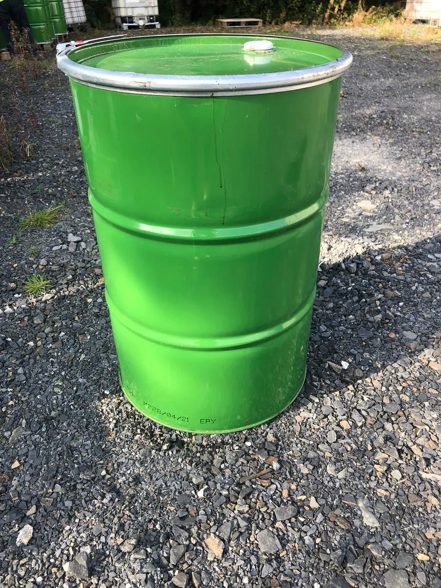 Green steel barrels with lids - Image 1