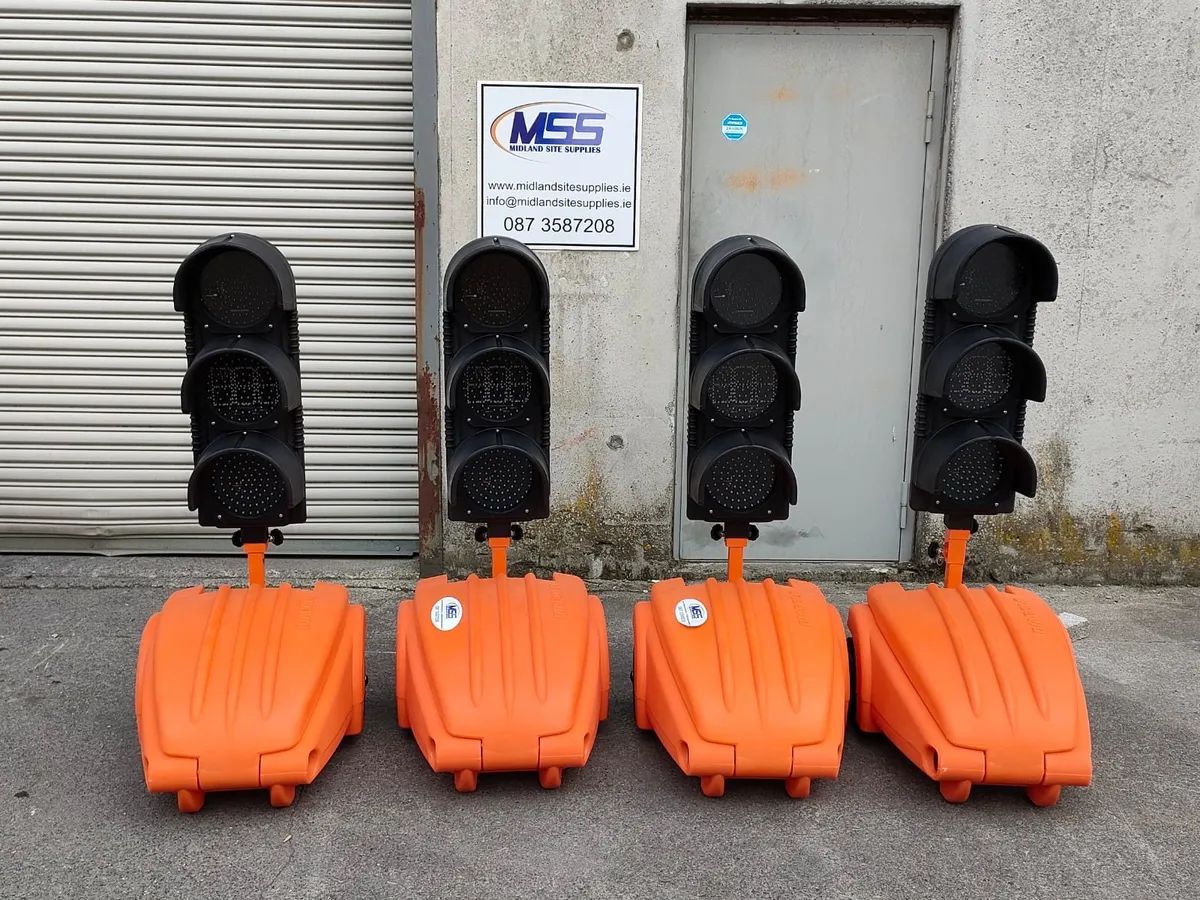 Diabolo  traffic lights in stock - Image 4