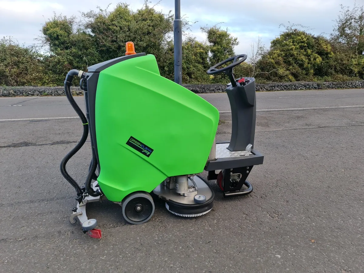 Green Clean R1 rider scrubber dryer floor cleaner - Image 3