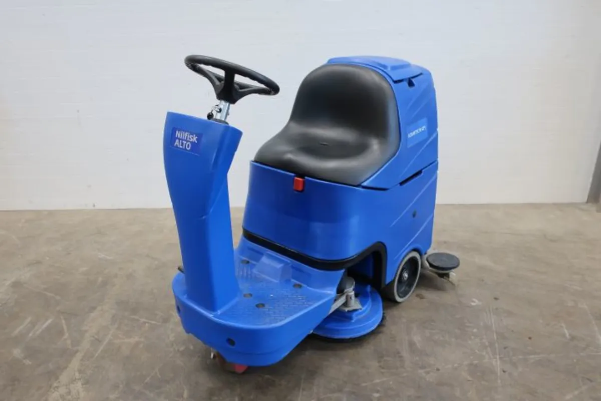 Reconditioned ride on scrubber dryers - Image 3