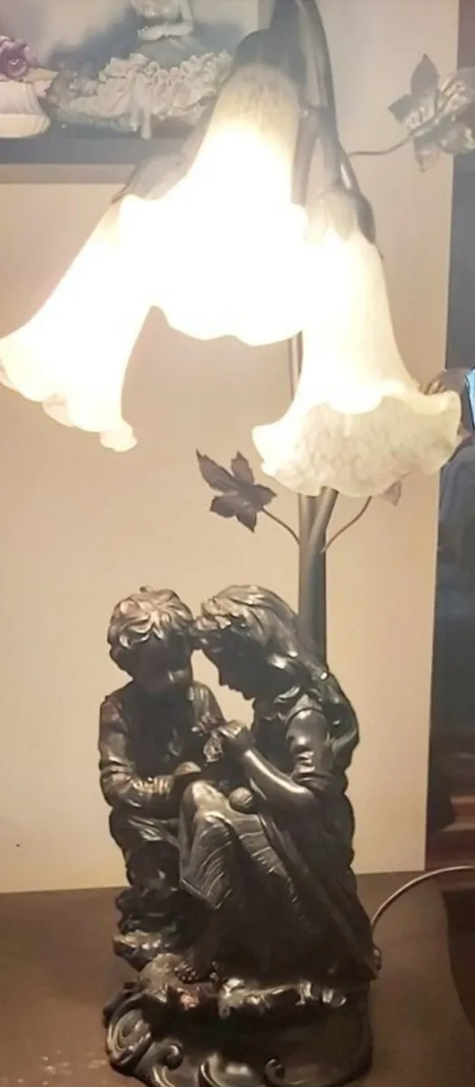 Decorative bronze lamp with mottled glass shades - Image 1
