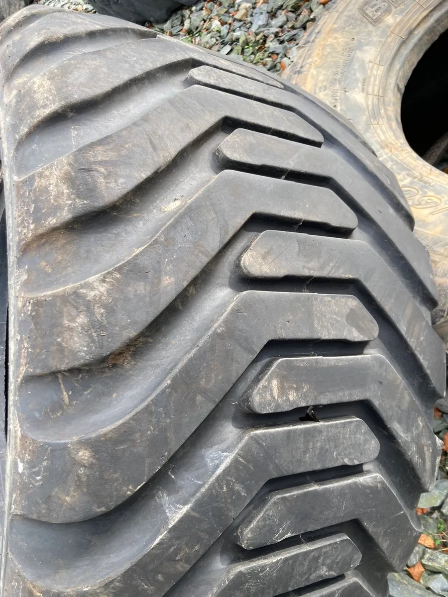 500/60 x 22.5 tyres - Image 2