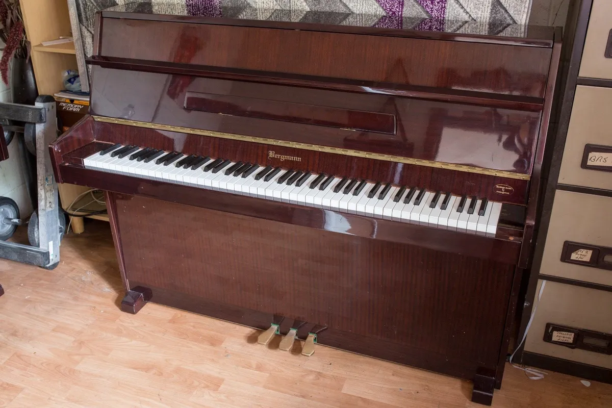 Young chang e106 piano  compact