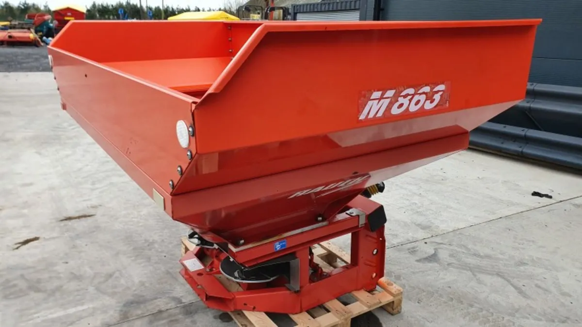 Used Rauch 1600 KG Fertilizer Spreader - Image 2