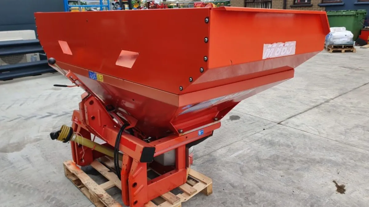 Used Rauch 1600 KG Fertilizer Spreader - Image 4