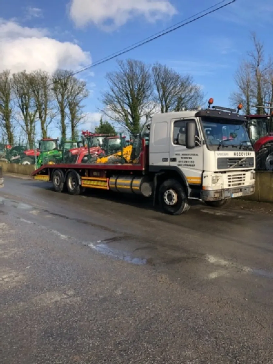 01 Volvo 310 FM7 sleeper cab 28ft body with Beave - Image 1