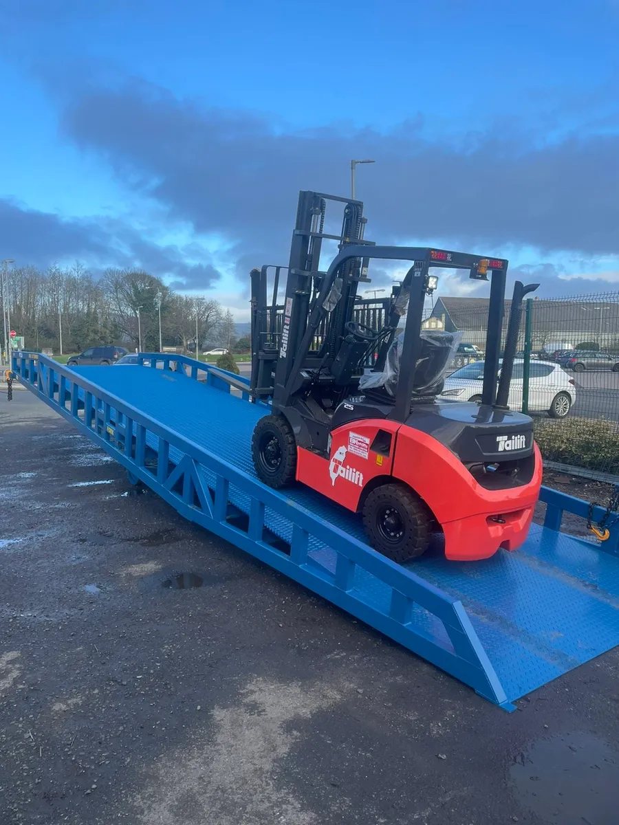 Forklift container mobile loading ramp