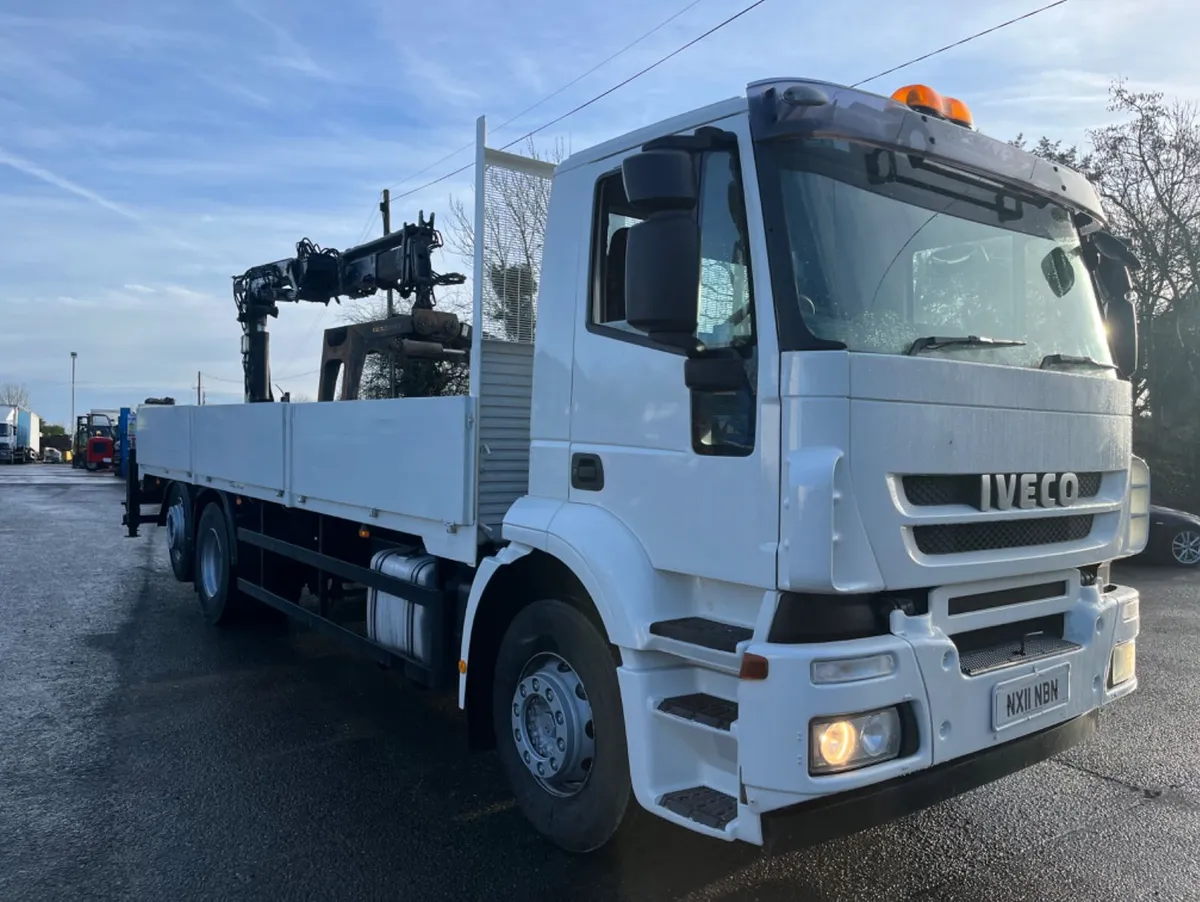 2011 iveco stralis 310 6x2 flat with crane - Image 3