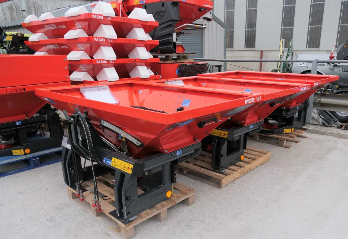 RAUCH FERTILISER  SPREADER - Image 2