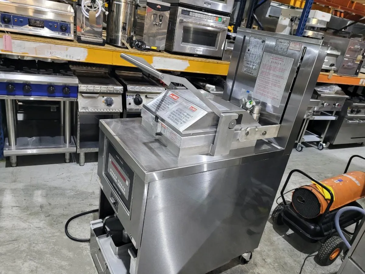 HENNY PENNY  PRESSURE FRYER 9 full chickens - Image 1