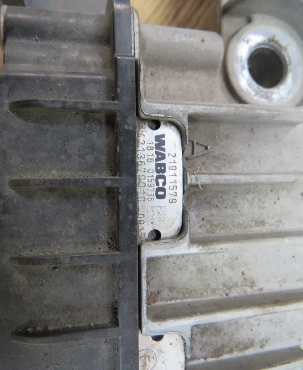 Used Volvo FH E6 Gearbox Transmission ECU 21911579 - Image 2