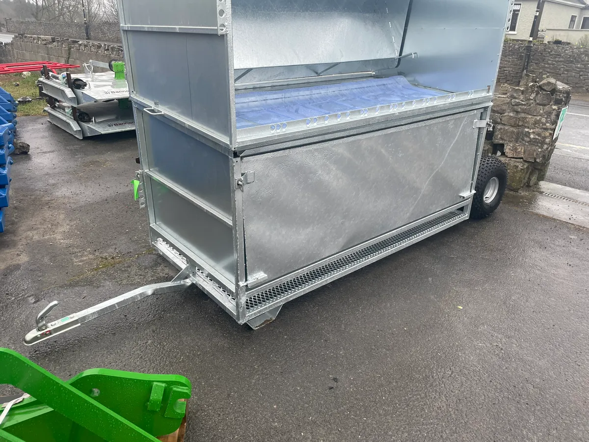 Large selection of lamb creep feeders