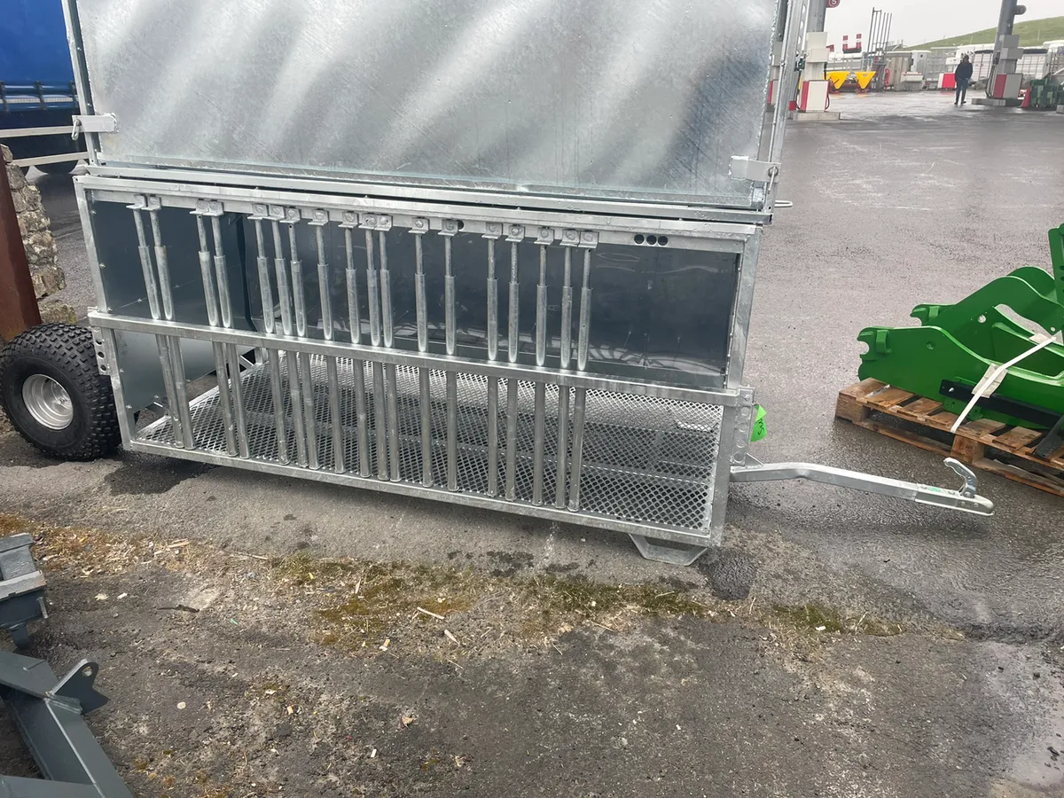 Large selection of lamb creep feeders - Image 3