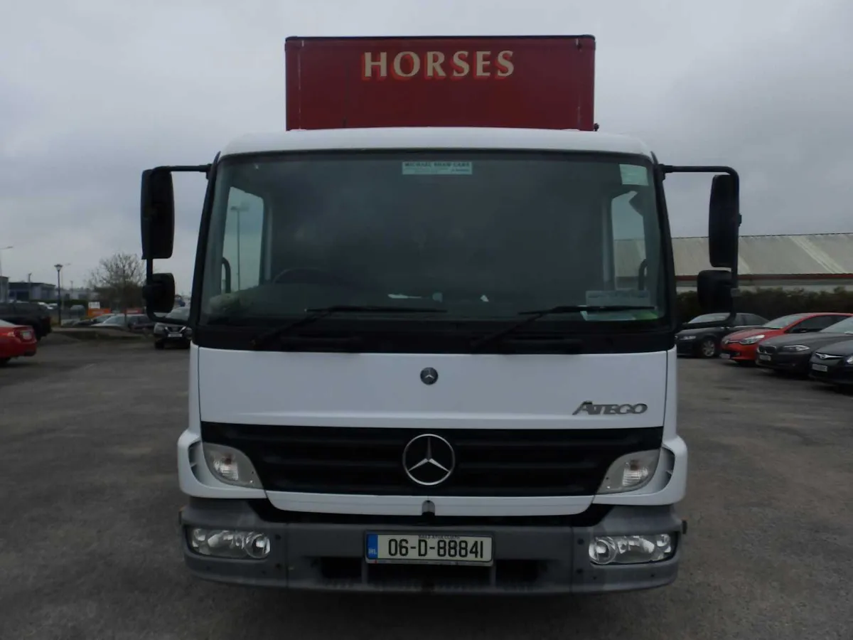06 Mercedes 815 HORSE TRUCK, - Image 2
