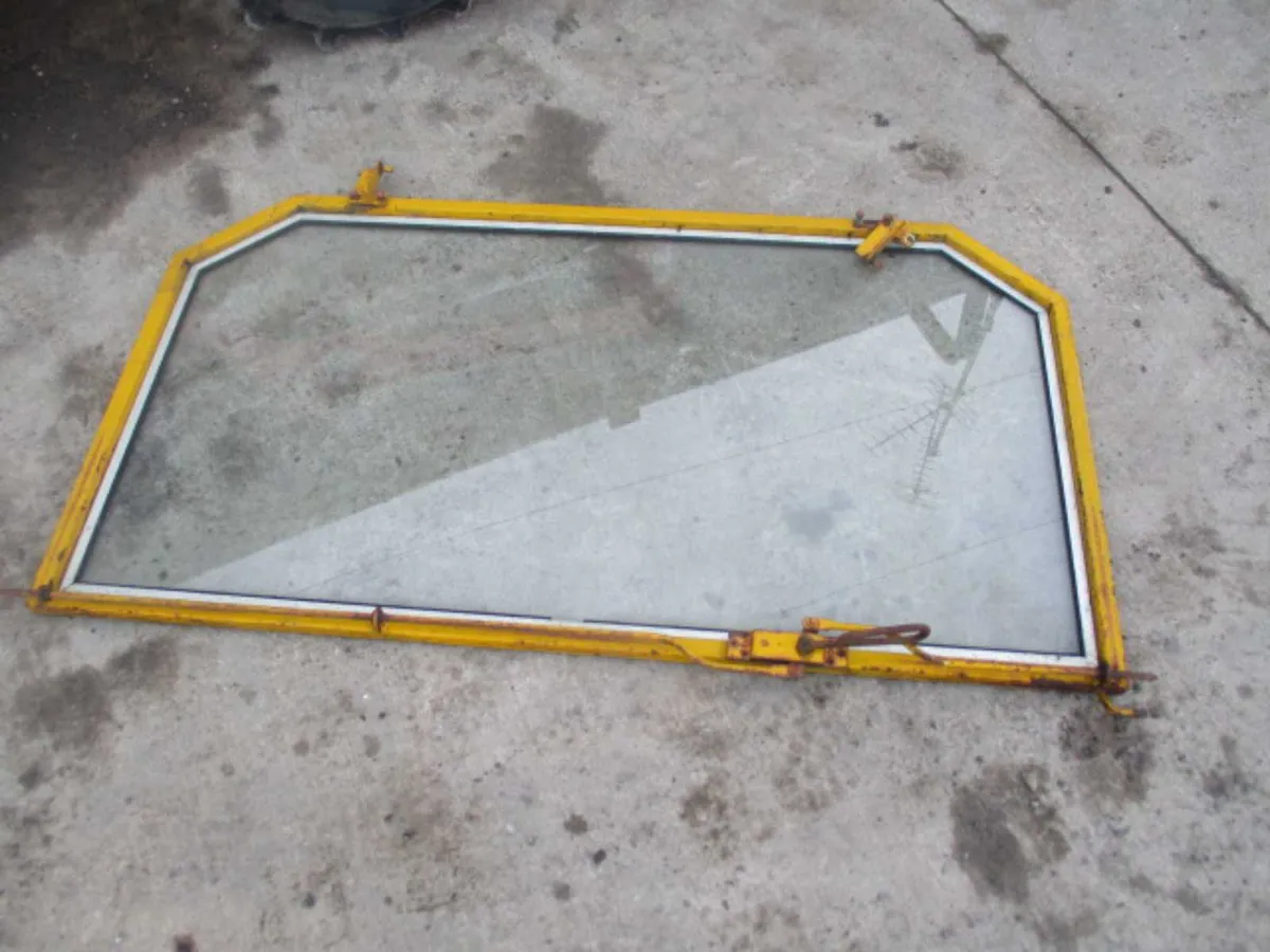 MF 50B Rear Window - Image 1
