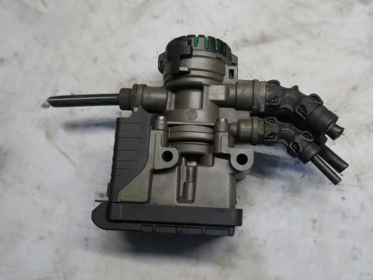 Genuine Volvo EBS modulator USED 22225550 - Image 1