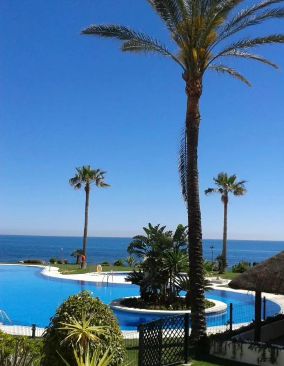 BEACHFRONT 2 BED LUXURIOUS APARTMENT. - Image 1