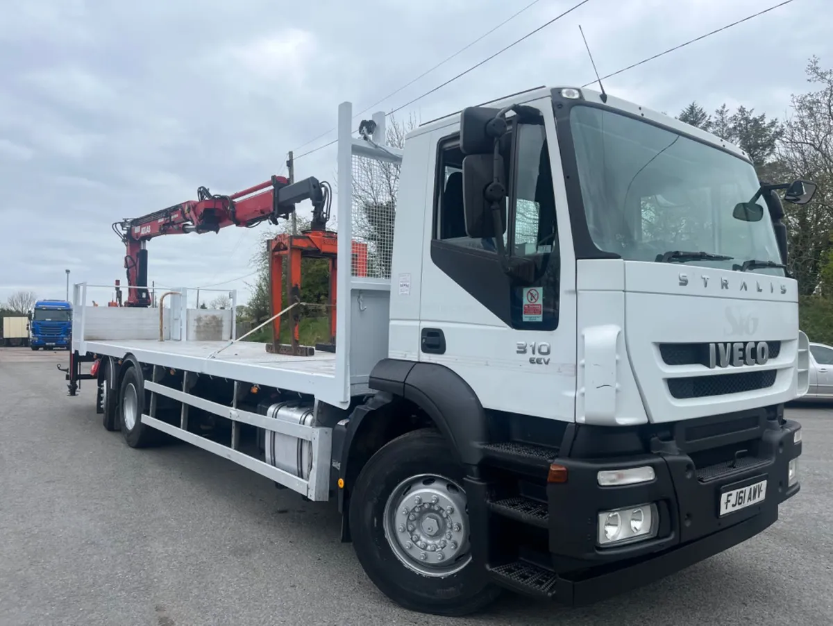 2011 iveco stralis 6x2 flat with remote crane - Image 2