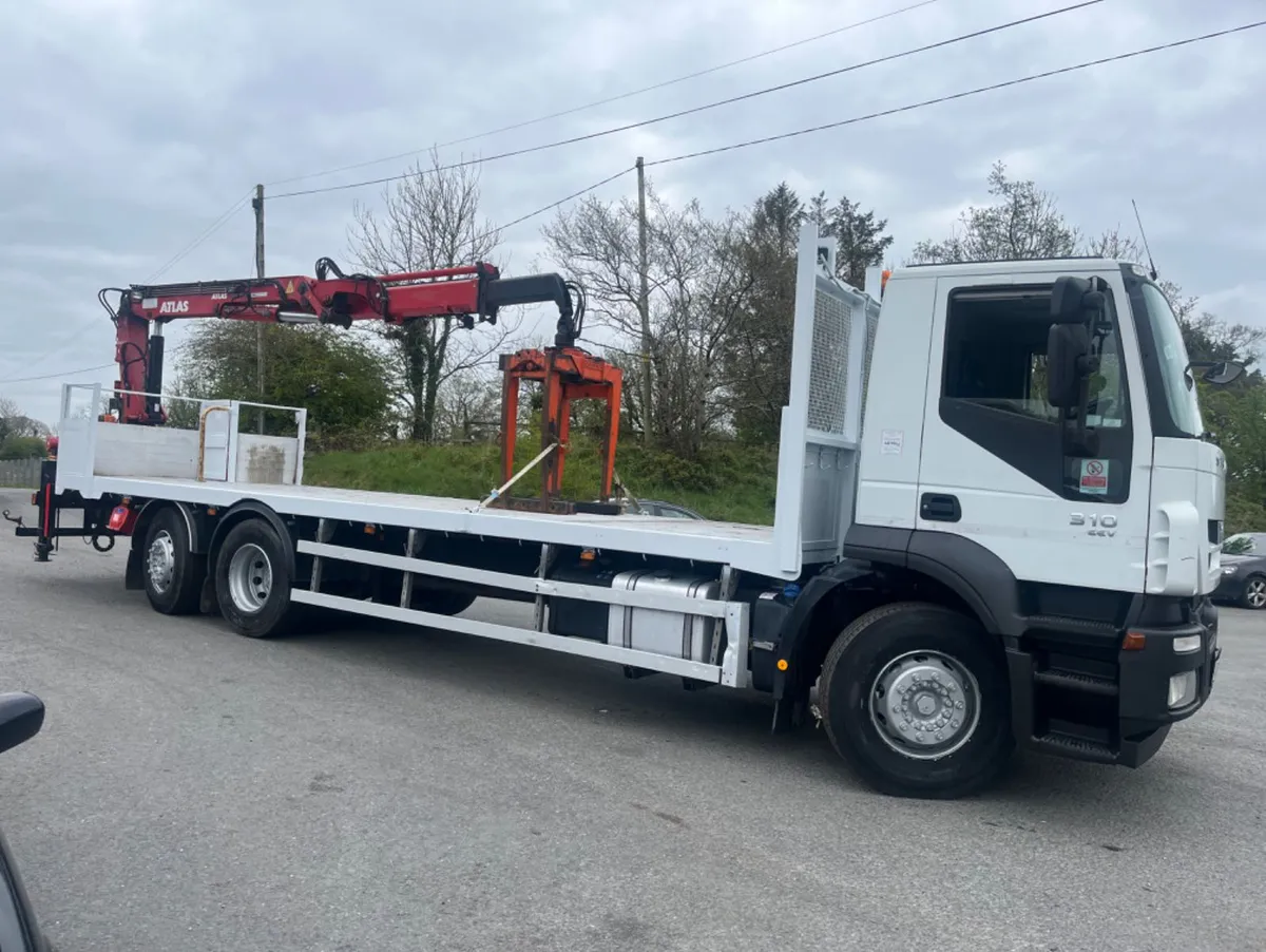 2011 iveco stralis 6x2 flat with remote crane - Image 3