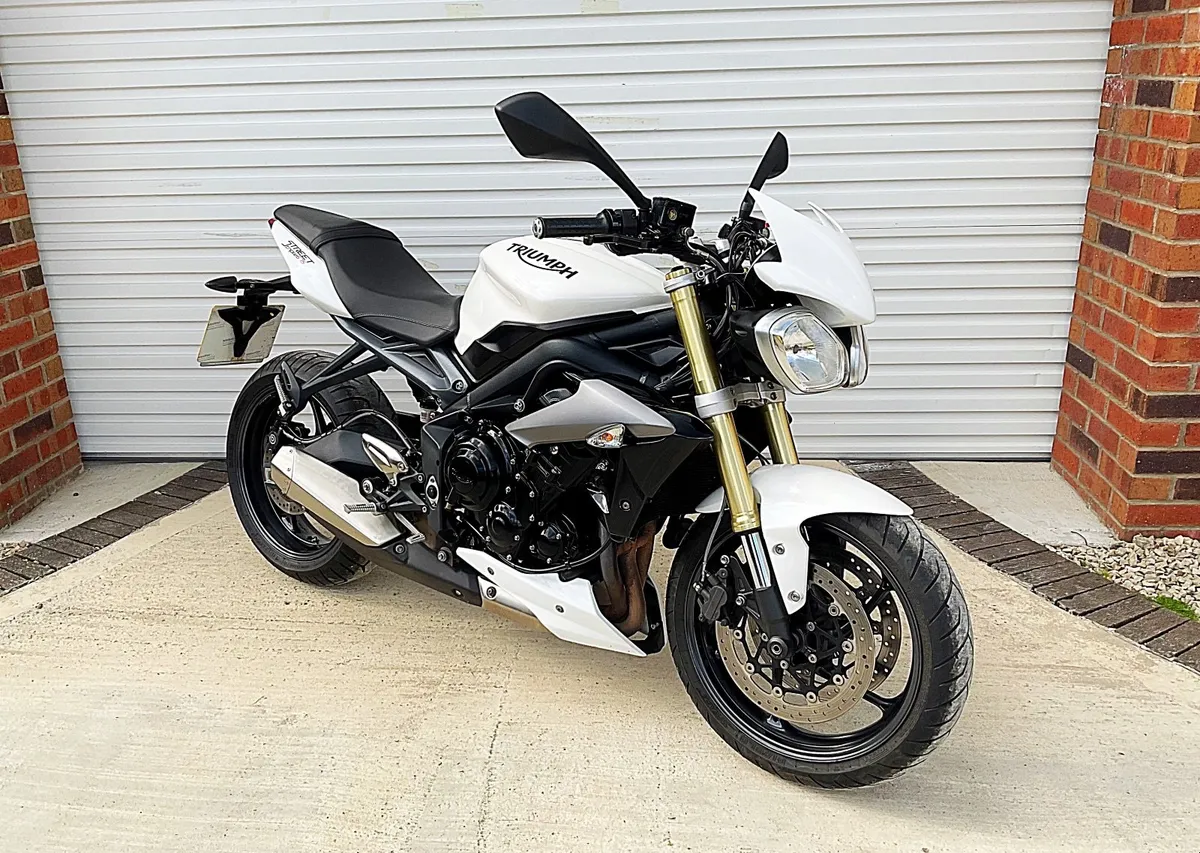 TRIUMPH STREET TRIPLE 675 - 1 OWNER - HISTORY