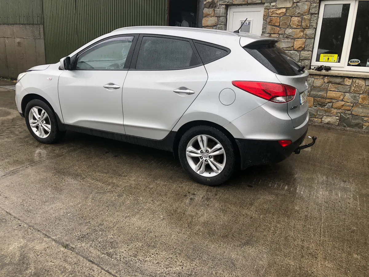 2012 Hyundai ix35 2.0 crossover for dismantling - Image 2