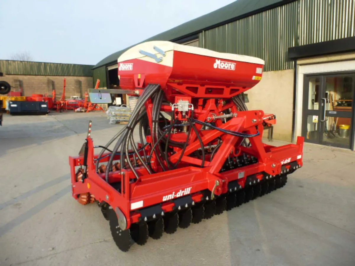 Moore 32 row grassland unidrill