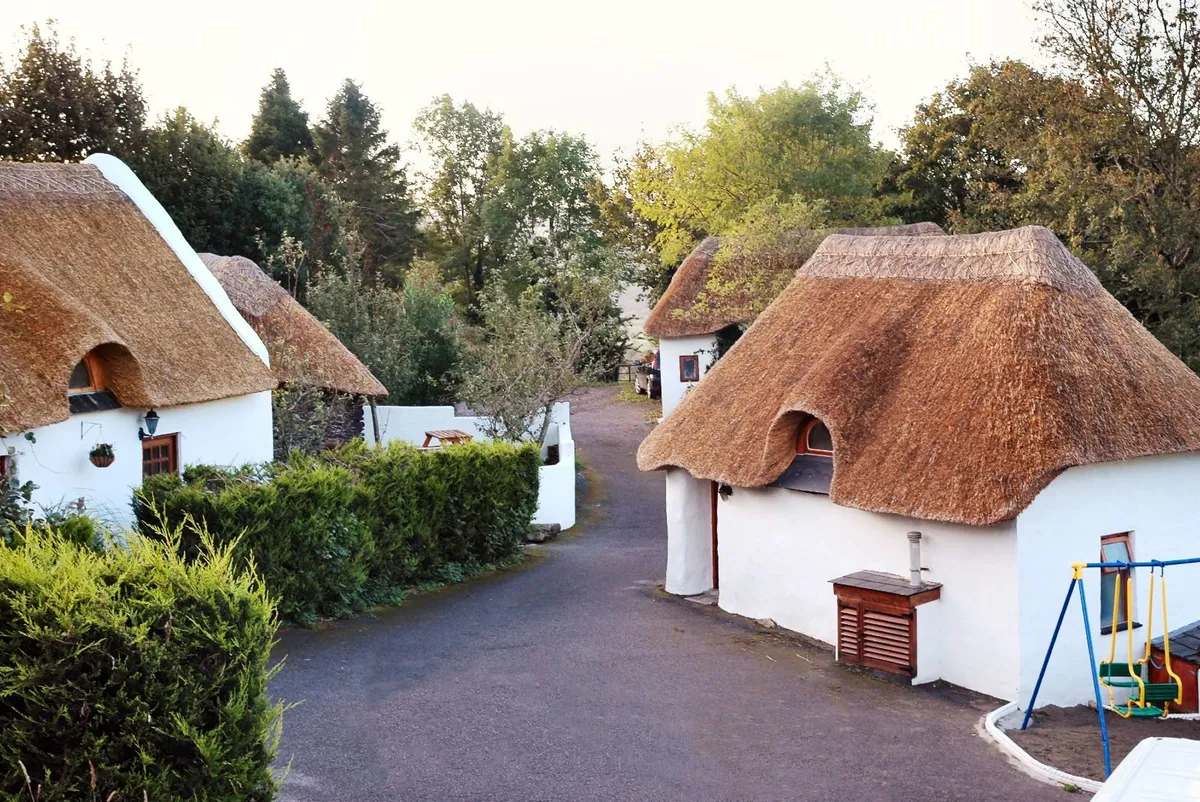4PERS. thatched COTTAGE