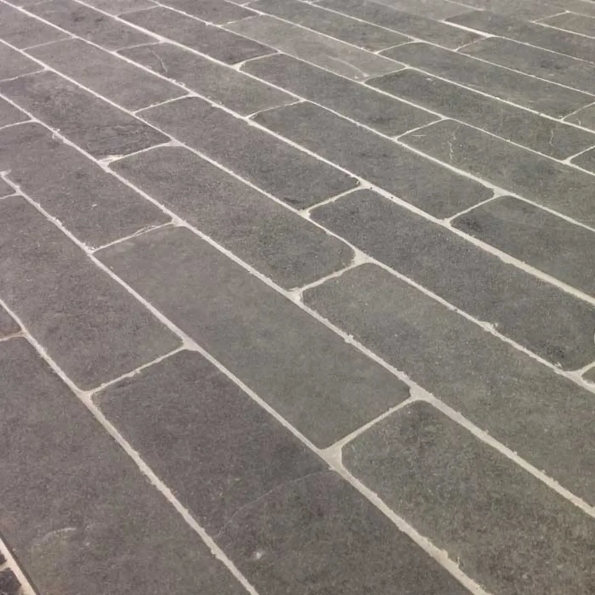 Black basalt cobbles - Image 1