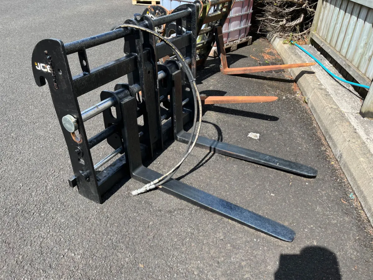 JCB Hydraulic frame and forks - Image 1