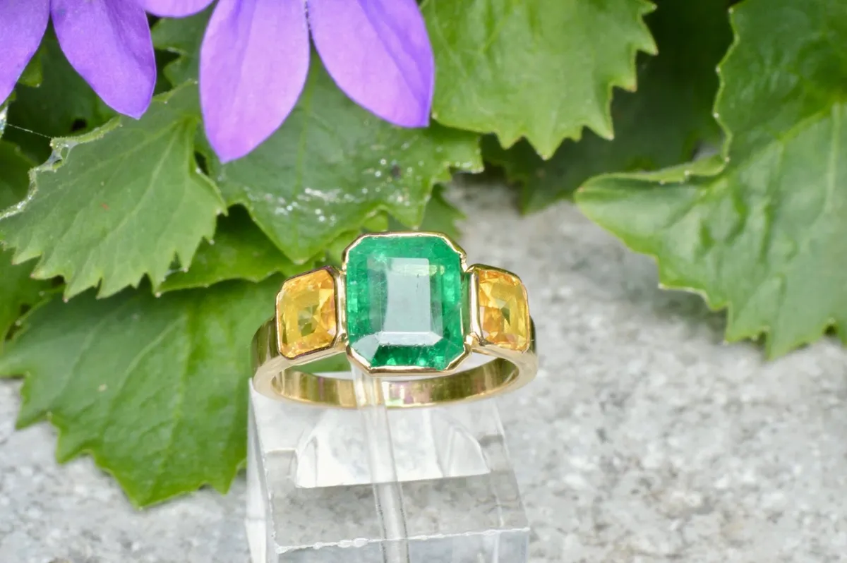 Vintage 3.25ct Emerald & Yellow Sapphire Ring 18ct - Image 1