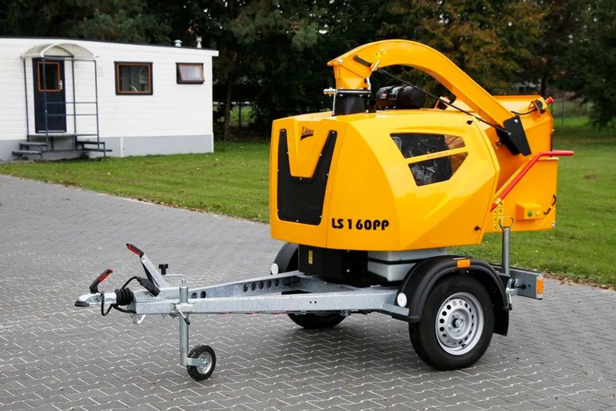 Laski -Wood chipper with petrol engine on trailer - Image 1