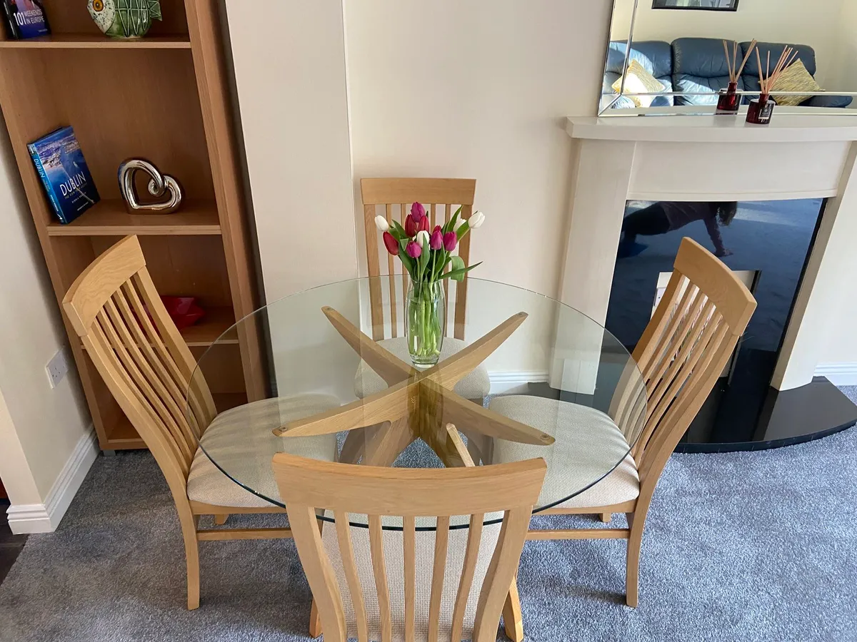 Stunning Glass Dining table and 6 matching chairs