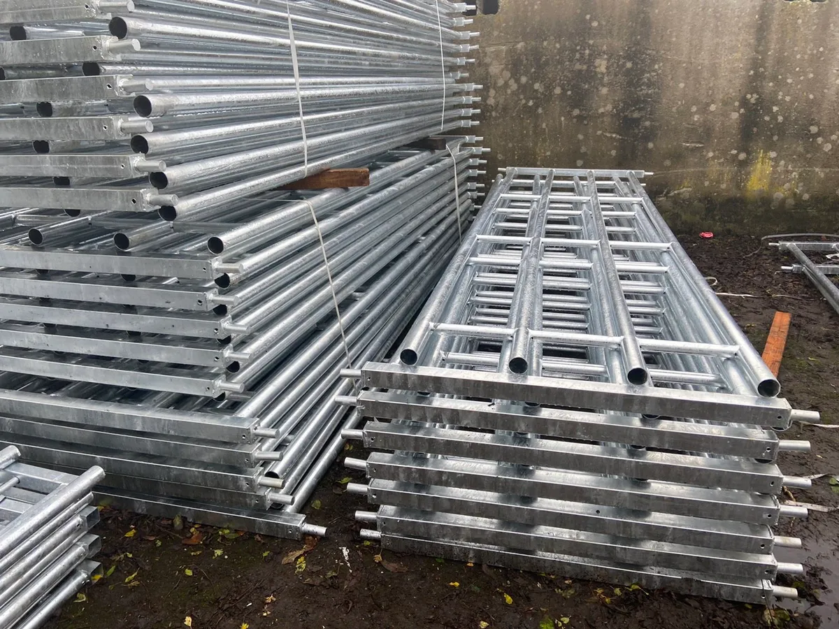 Heavy duty extendable gates and barriers - Image 1