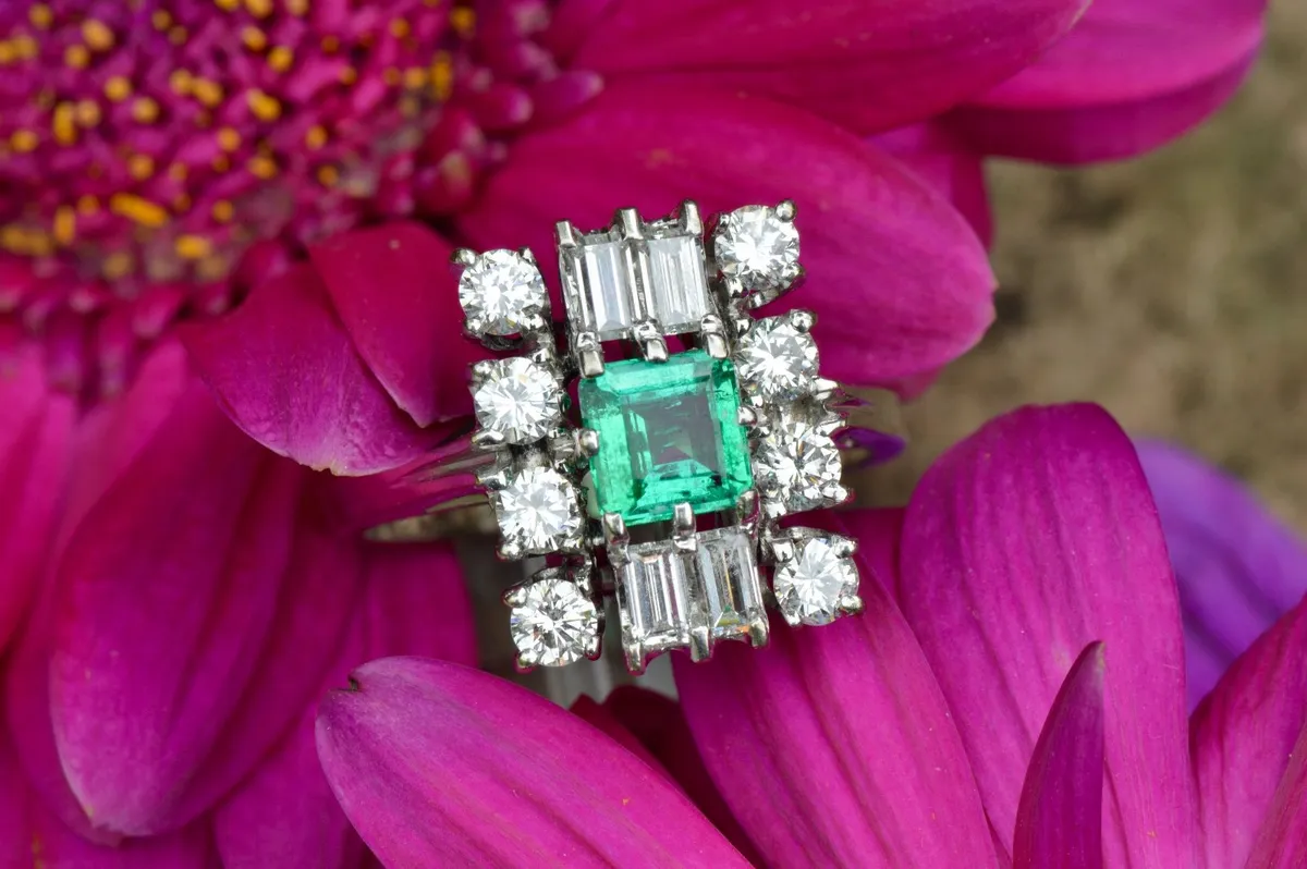 Vintage 1950s Emerald & Diamond Ring - 18ct White