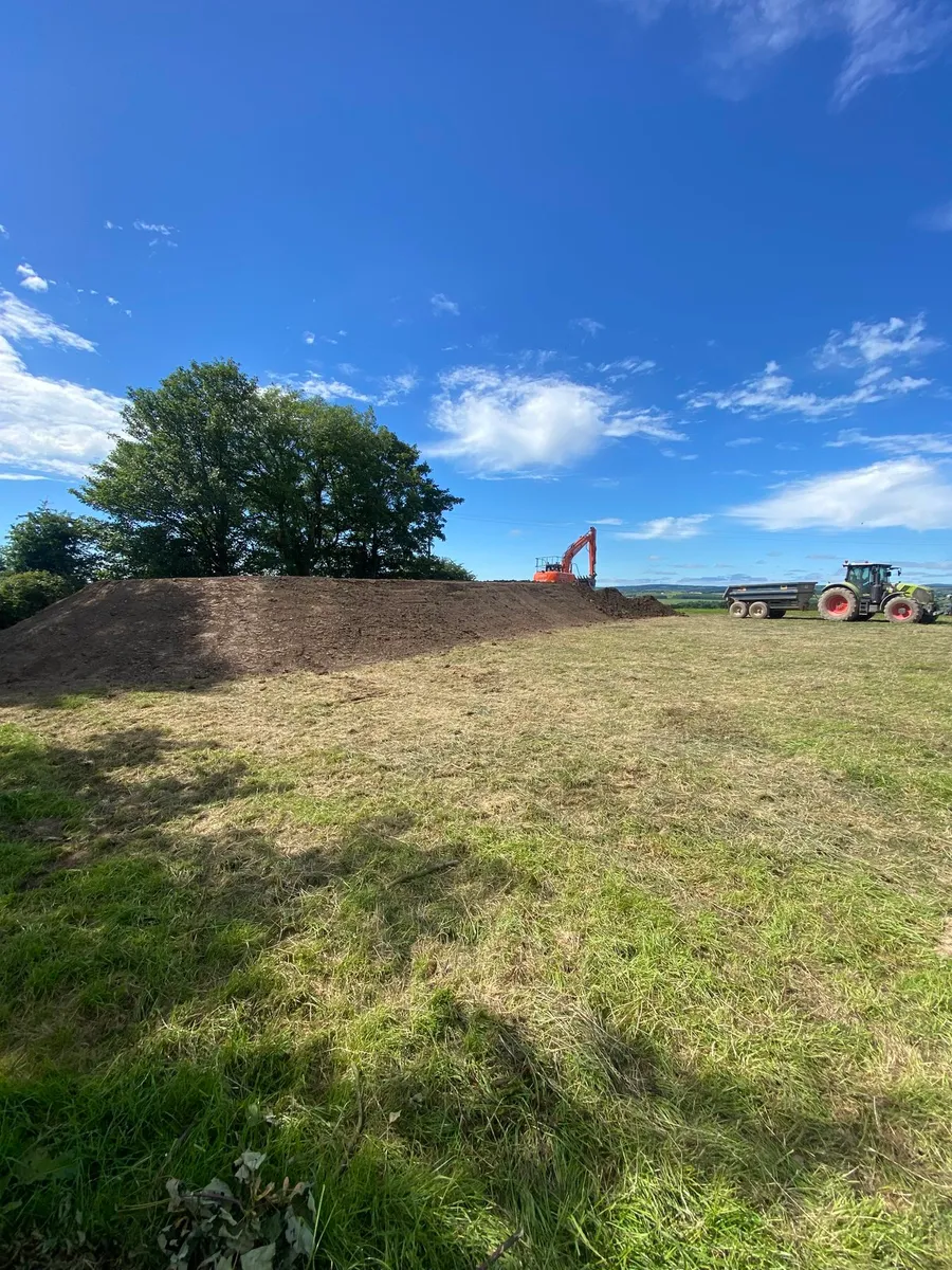 Top soil and screened top soil - Image 2